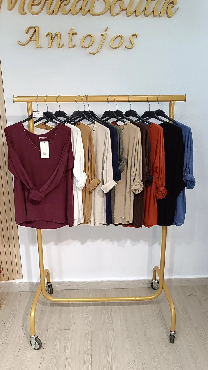 Jersey Dunia Tachuelas con escote redondo decorado con tachuelas y manga larga, en varios colores sobre perchero