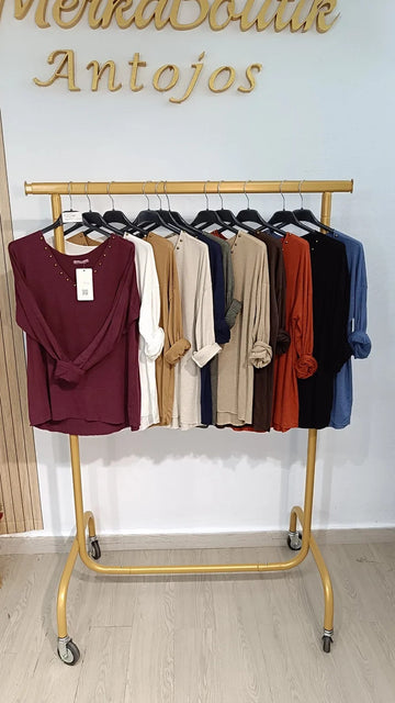 Jersey Dunia Tachuelas con escote redondo decorado con tachuelas y manga larga, en varios colores sobre perchero