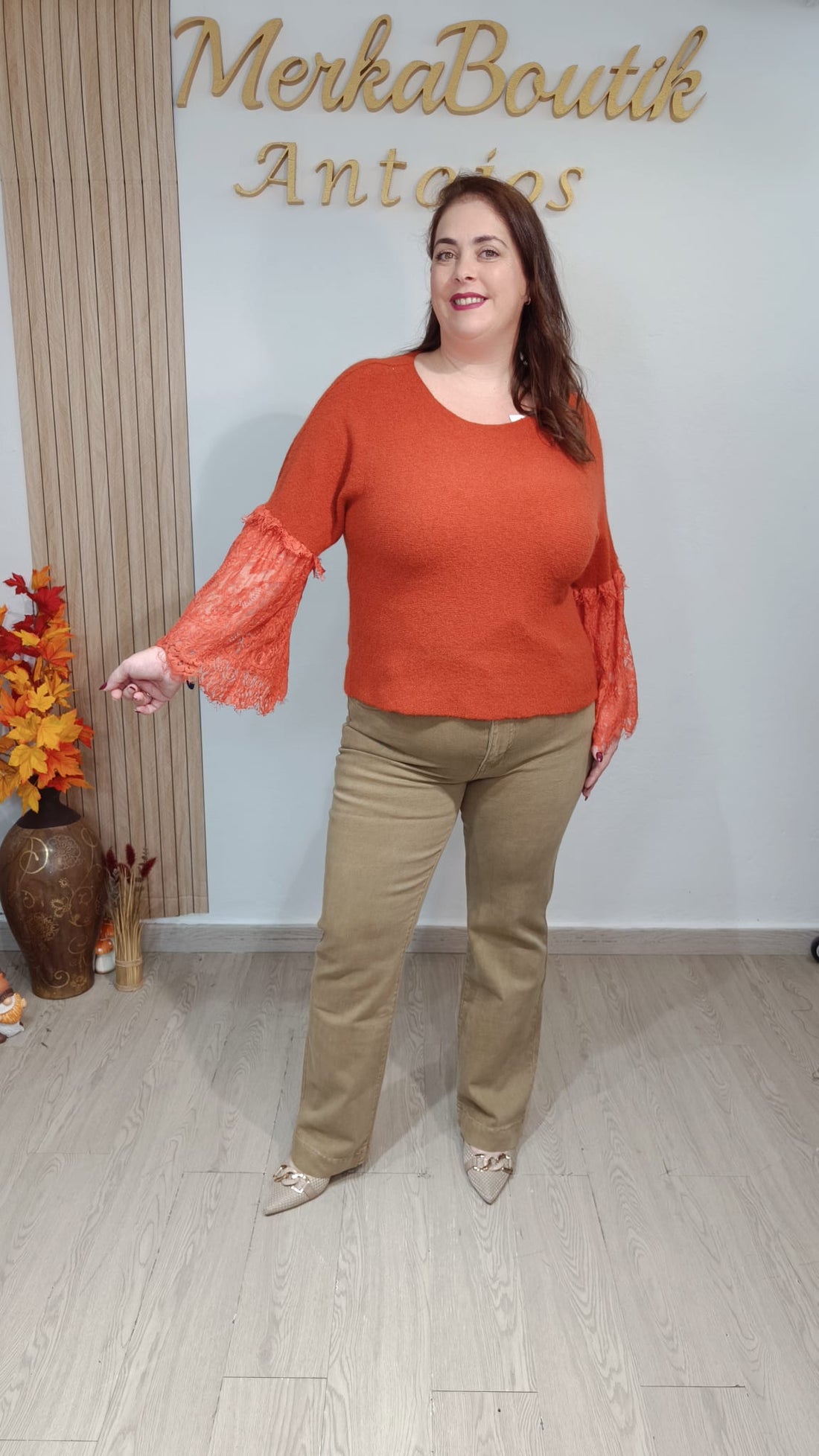 Jersey Encaje Deseo en color caldera con mangas de encaje floral acampanadas, llevado por modelo.