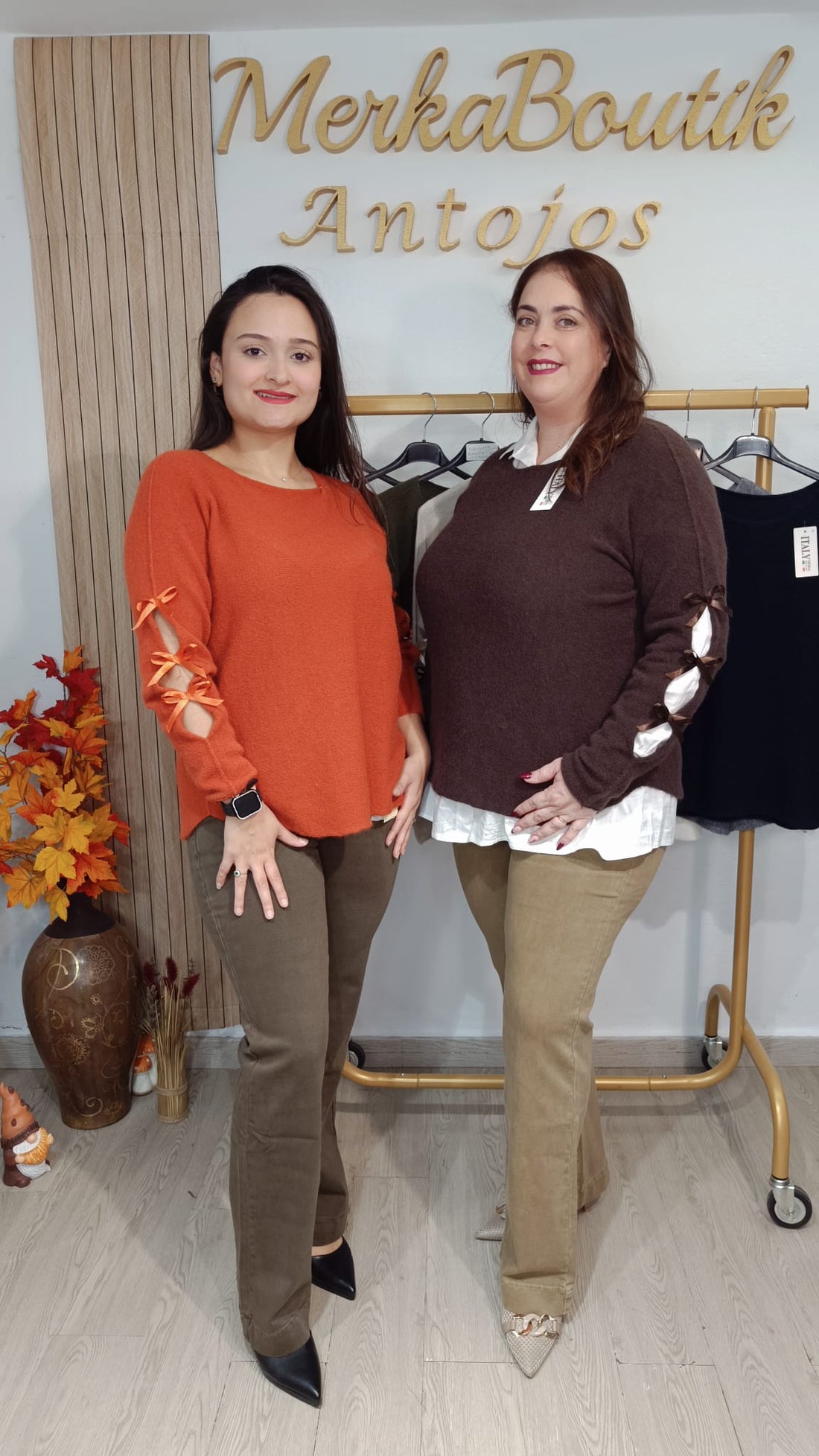 Dos modelos con el Jersey Lazos Azucena en caldera y chocolate, con lazos decorativos en las mangas.