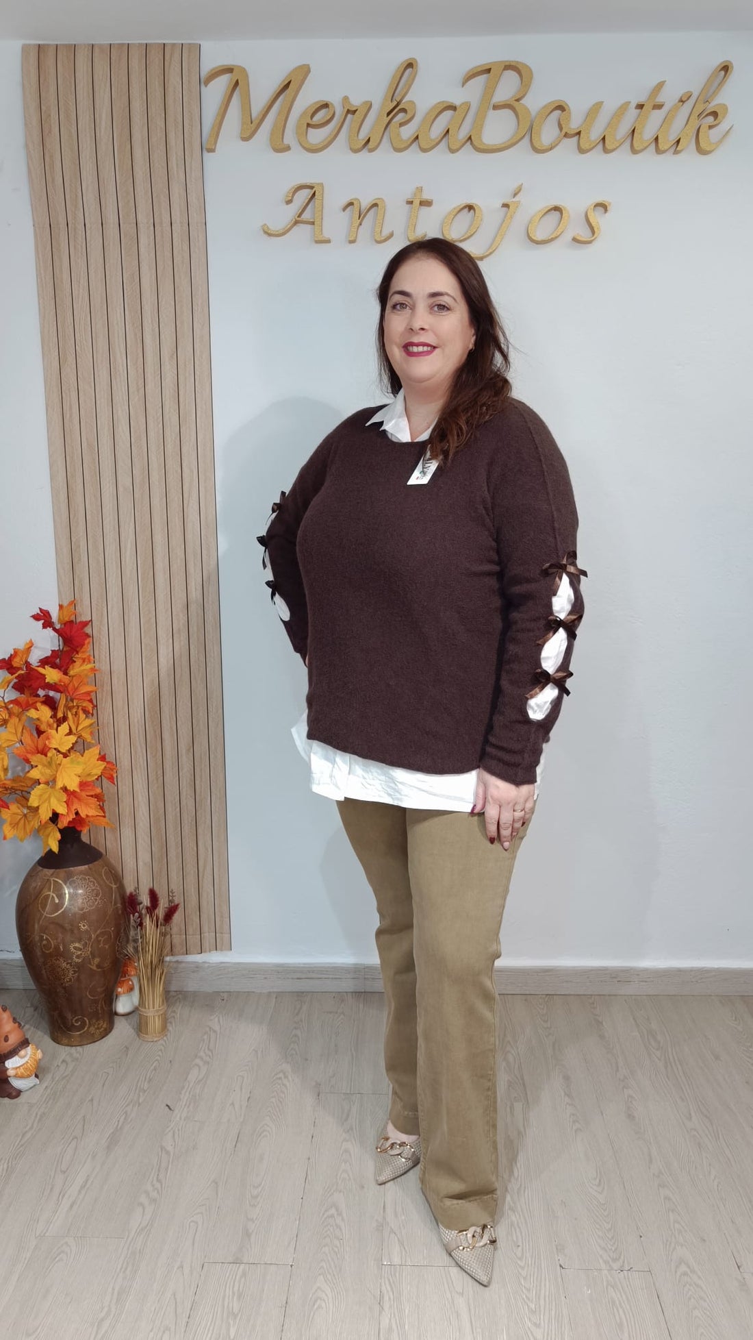 Dos modelos con el Jersey Lazos Azucena en caldera y chocolate, con lazos decorativos en las mangas.