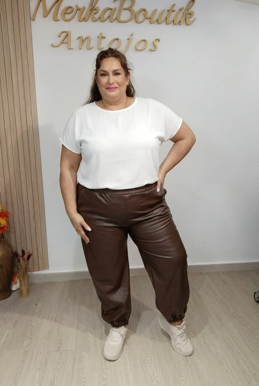 Modelo con blusa básica y pantalón chocolate