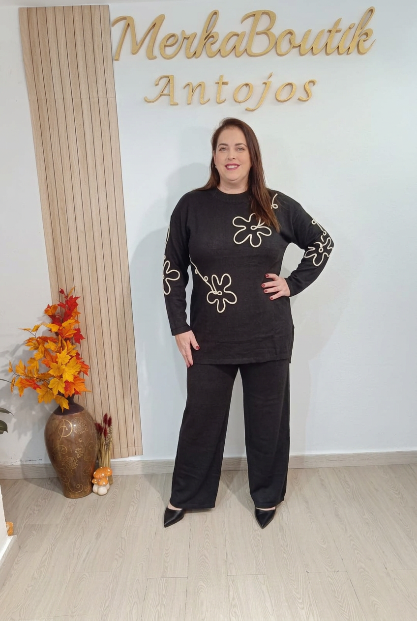 Modelo con conjunto negro y bordado claro