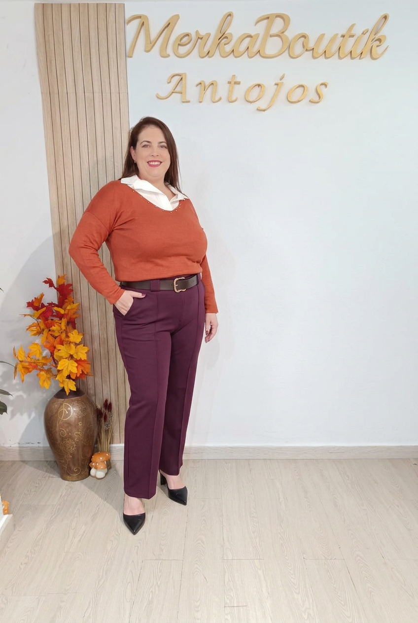 Modelo con pantalón Davinia burdeos