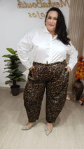Detalle del Pantalón Balloon Rosalía curvy de estampado animal