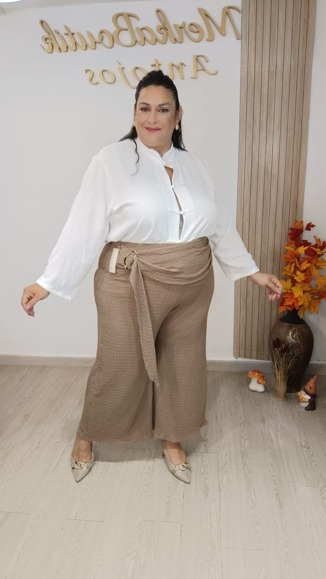 Pantalón Rugoso Alcazar curvy con fajín cruzado y hebilla lateral