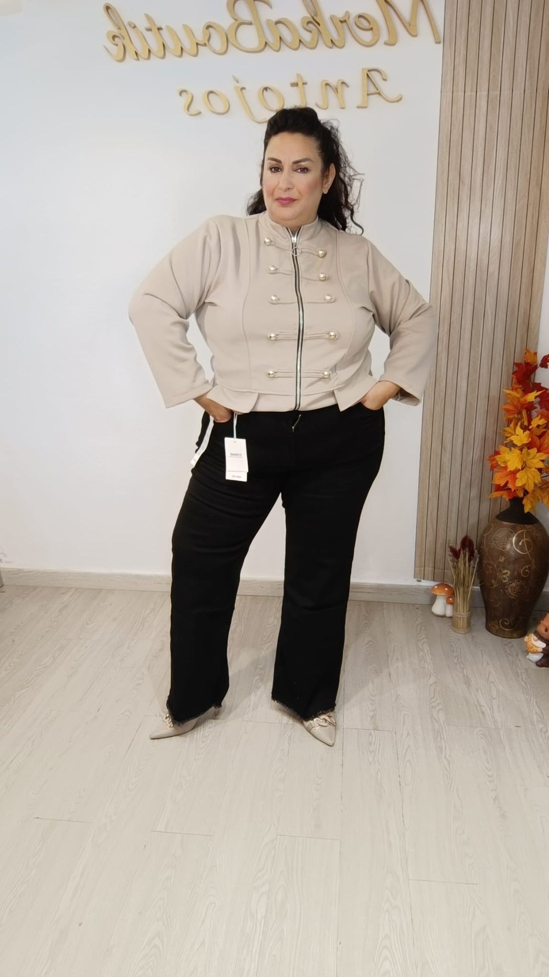 Pantalón Vaquero Carol pata ancha curvy en look de temporada