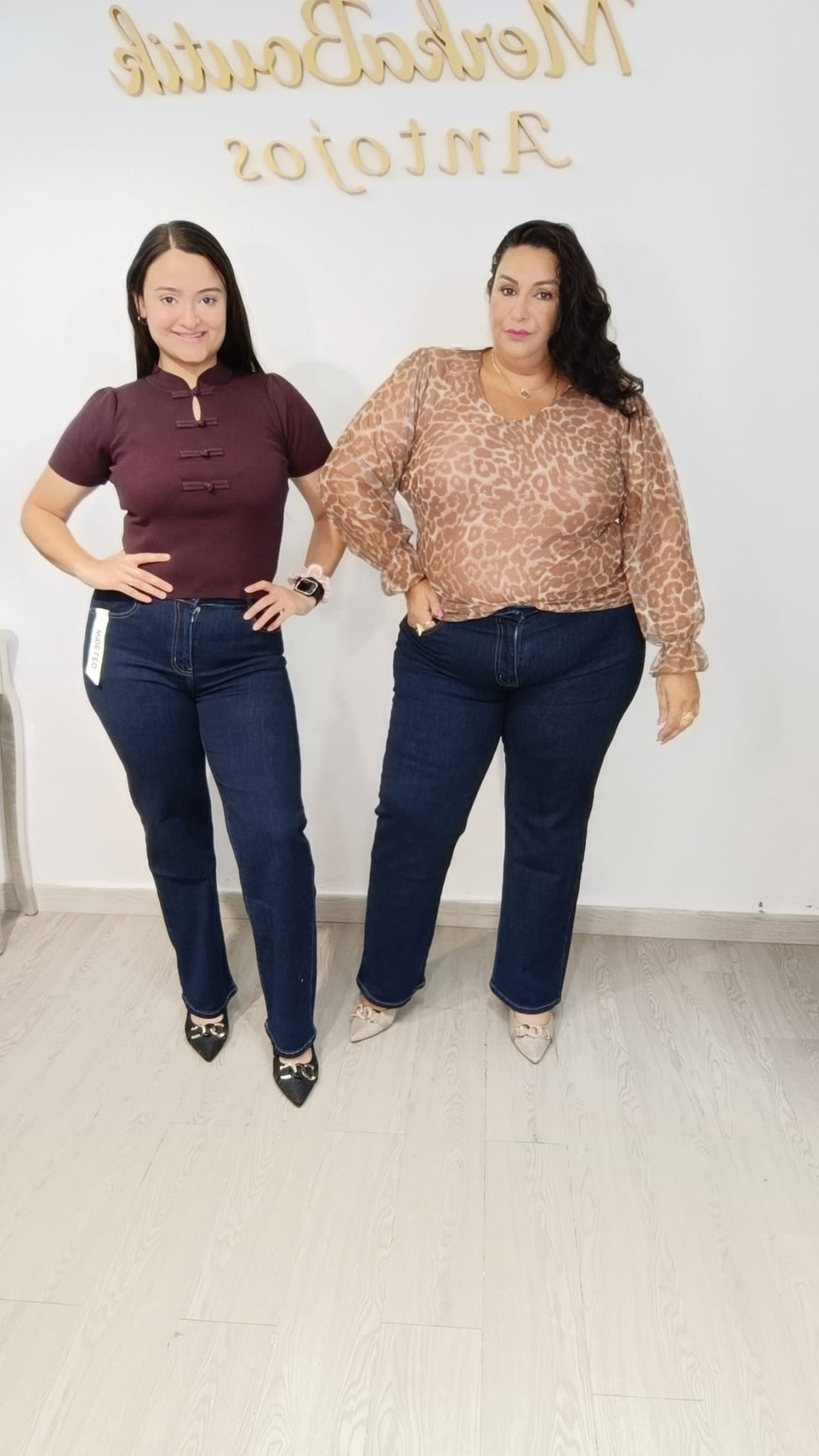 Blusa Estelar blanca de satén con cuello camisero y mangas amplias, vista frontal en modelo