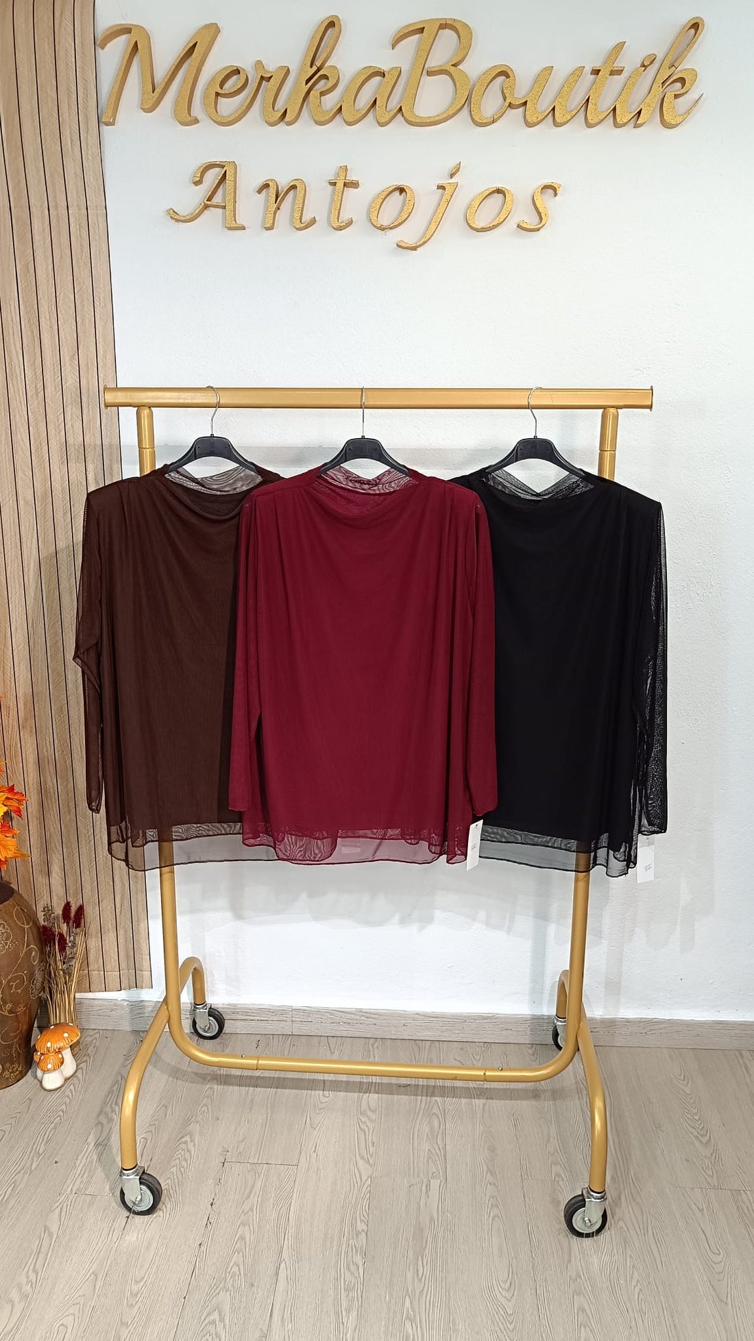 Blusa Dama de MerkaBoutik, modelo curvy disponible en tallas 48 a 56