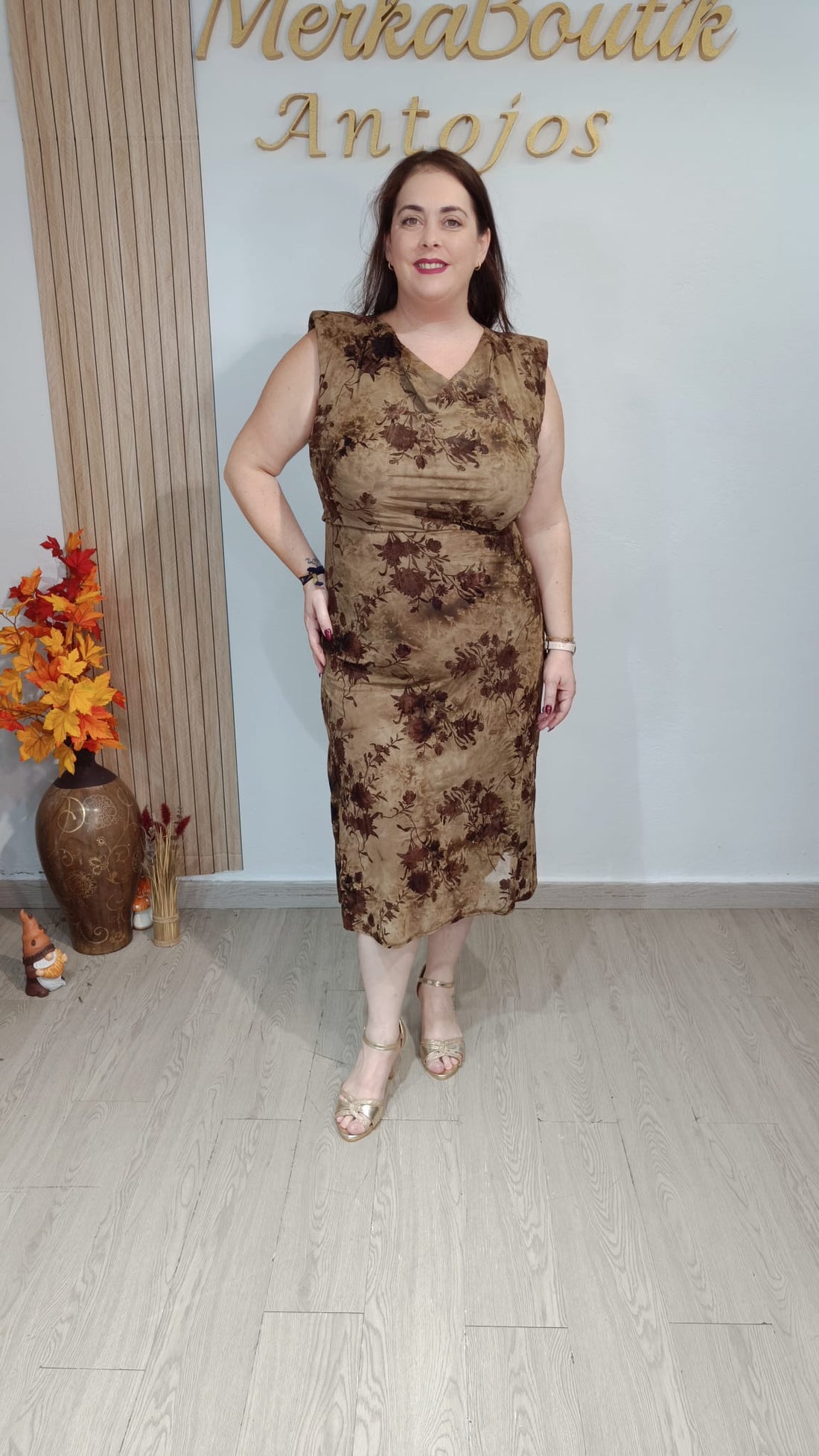 Vestido Otoño de gasa camel con motivos florales oscuros y escote drapeado, vista frontal sobre modelo.